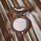 Swatch de Ambredsmdt : Diamond Bomb All-Over Diamond Veil - Enlumineur, Fenty Beauty by Rihanna