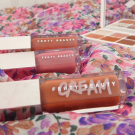 Swatch de Ambredsmdt : Gloss Bomb Universal Lip Luminizer - Enlumineur à Lèvres Universel, Fenty Beauty by Rihanna