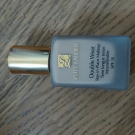 Swatch de Herm22 : Double Wear Teint longue tenue intransférable SPF 10, Estée Lauder