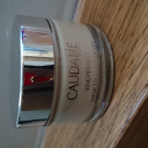 Swatch de Herm22 : Crème éclat anti-taches Vinoperfect, Caudalie