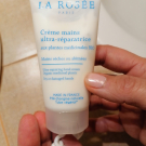 Swatch de dolcegarden : Crème mains ultra-réparatrice aux plantes médicinales BIO, La Rosée