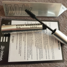 Swatch de Enfernisia : Kush High Volume Mascara Mini - Mascara volume Format voyage, Milk Makeup
