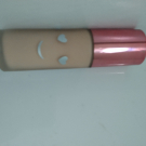 Swatch de Sndr Fntn : Hello Happy - Fond de teint liquide, Benefit Cosmetics