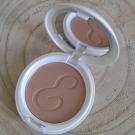 Swatch de Dreamy : Poudre compacte bonne mine, Embryolisse
