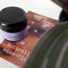 Swatch de narvaline : Crème de soin essentielle, Slolie