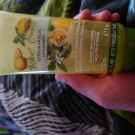 Swatch de attilatyron : Douche gommante rafraîchissante citron basilic, Yves Rocher