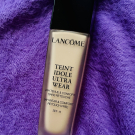 Swatch de AMnezKa : Teint Idole Ultra Wear, Lancôme
