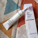 Swatch de Paillettes cosmiques : Contour des yeux et lèvres repulpant, Sarmance