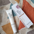 Swatch de Paillettes cosmiques : Contour des yeux et lèvres repulpant, Sarmance