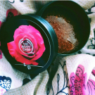 Swatch de Flo-Riane Beauty Test : Gommage Corporel British Rose, The Body Shop