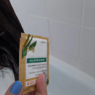 Swatch de miniwinnie : Masque poudre traitant pellicules persistantes, Klorane