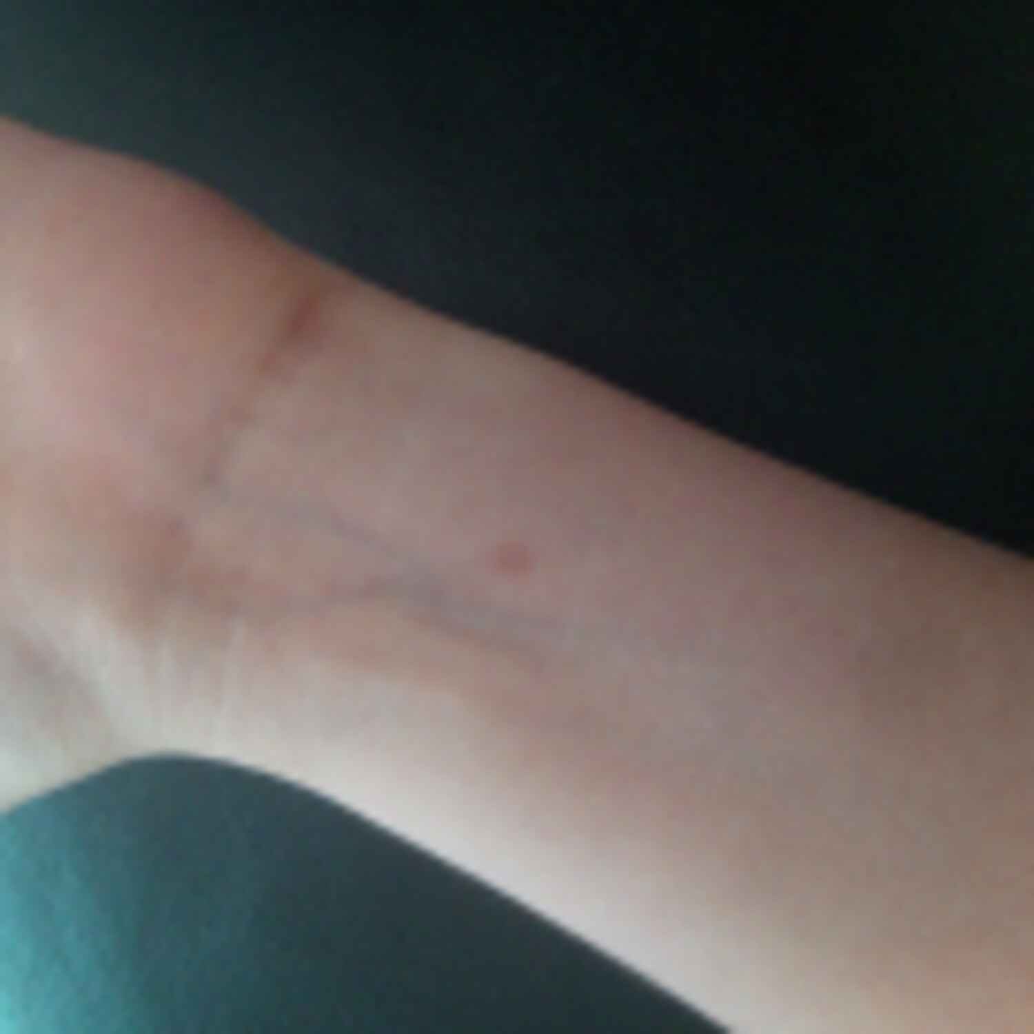 Swatch de Erna Medic : Instant Anti Age l'Effaceur Yeux, Maybelline New York