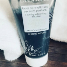 Swatch de Moraei : Gelee noire nettoyante aux actifs purifiants, La Canopée