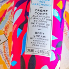 Swatch de Moraei : Délirium Floral Iris Patchouli - Crème Corps Format Voyage, Baïja