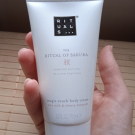 Swatch de Clémentine Lctr : The Ritual of Sakura Body Cream - Crème onctueuse pour le corps, Rituals