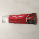 Swatch de Suavela : Dentifrice Max White Charbon, Colgate