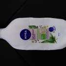 Swatch de attilatyron : Naturally good lait apaisant huile de graines de chanvre bio, Nivea