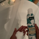 Swatch de shona62 : Mousse de douche Goodbye Stress de Kneipp, Kneipp
