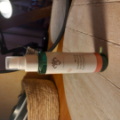 Swatch de Clémentine Lctr : Brume fixatrice de maquillage et matifiante marque Elauments, Elatium