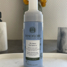 Swatch de Glycine : Aciana botanica - Mousse d'eau nettoyante peau nue divine Bio, Sanoflore