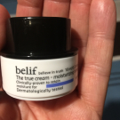 Swatch de Luluabel : Mini The True Cream Moisturizing Bomb - Crème Hydratante Visage - Format voyage, BELIF