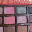 Swatch de Little_me : Sweet Peach Palette de fards à paupières, Too Faced