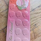 Swatch de Little_me : Sweet Peach Palette de fards à paupières, Too Faced
