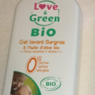 Swatch de DoriouneTwins2022 : Gel lavant surgras à l'huile d'olive Bio peaux sensibles à réactives, Love and Green