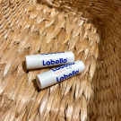 Swatch de Jade : Baume à lèvres 24h d'hydratation Protect   FPS 15, Labello