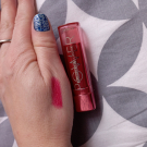 Swatch de Lilymi : Plumping gel lipstick flower & herb, Catrice