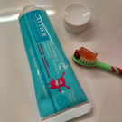 Swatch de Akira70 : Dentifrice goût framboise, Cattier paris