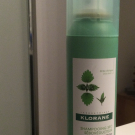 Swatch de Clavie : Shampooing Sec Séboréducteur à l'Ortie, Klorane