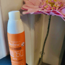 Swatch de Clavie : Spray Solaire SPF 50 Très Haute Protection, Avène