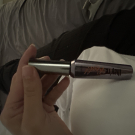 Swatch de Sousounaila : They're Real! - Mascara volumateur et allongeant, Benefit Cosmetics