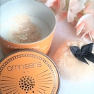 Swatch de aloe2 : Reflets de Soie Poudre Parfumée Irisée, Omnisens