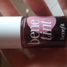 Swatch de Tessieranna : Benetint Blush Liquide Joues et Lèvres, Benefit Cosmetics