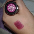 Swatch de satine04100 : Studded Kiss Lipstick - Rouge à lèvres, Kat Von D
