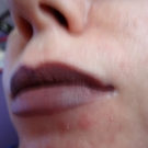 Swatch de satine04100 : Everlasting Liquid Lipstick - Rouge à lèvres liquide, KAT VON D BEAUTY