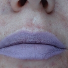 Swatch de satine04100 : Everlasting Liquid Lipstick - Rouge à lèvres liquide, KAT VON D BEAUTY