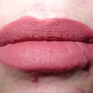 Swatch de satine04100 : Everlasting Liquid Lipstick - Rouge à lèvres liquide, KAT VON D BEAUTY