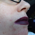 Swatch de satine04100 : Everlasting Liquid Lipstick - Rouge à lèvres liquide, KAT VON D BEAUTY