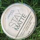 Swatch de Lou34540 : Stay Matte Poudre compacte Matifiante, Rimmel London
