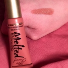 Swatch de Le pot de peinture : Melted - Rouge à lèvres liquéfié longue tenue, Too Faced