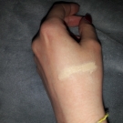 Swatch de Blondie de po : Anticernes time balm, theBalm