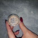 Swatch de Blondie de po : Anticernes time balm, theBalm