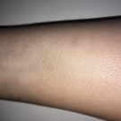 Swatch de lenadfrt : Away We Glow - Illuminateur de Teint Liquide, NYX