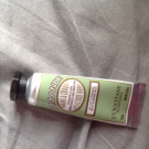 Swatch de  : Crème Mains à Croquer Amande, L'Occitane