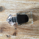 Swatch de  : La Petite Robe Noire - Le Vernis Délicieusement Brillant, Guerlain