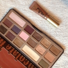Swatch de Hono1604 : Chocolate bar - Palette de fards à paupières, Too Faced