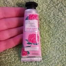 Swatch de clocloe285 : Crème Mains Pivoine Flora Edition Limitée, L'Occitane